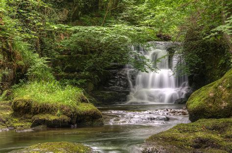  カノの滝！アースカラーの岩肌と緑豊かな自然が織りなす絶景